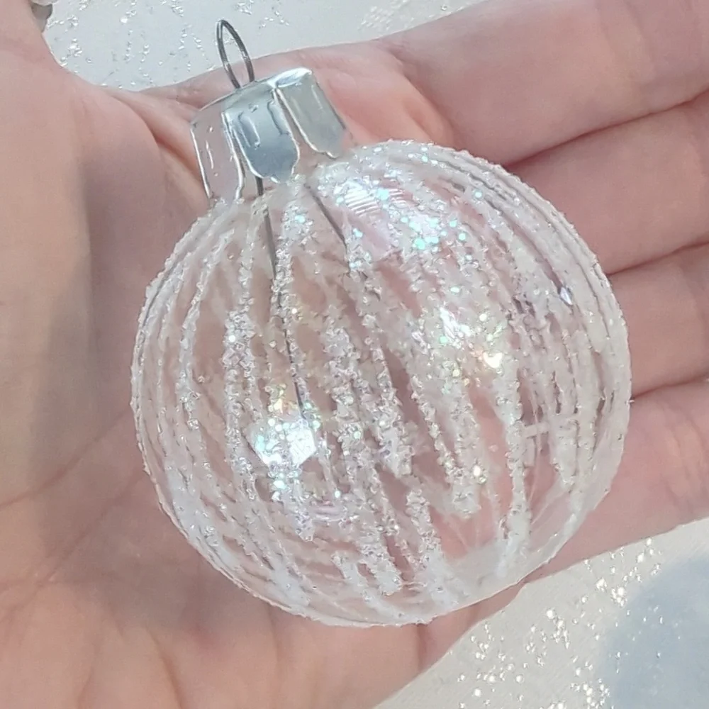 🏷️LAST CHANCE SALE $5 Vintage Romanian Hand Decorated Glass Ornaments Set of 4 - Picture 5 of 8